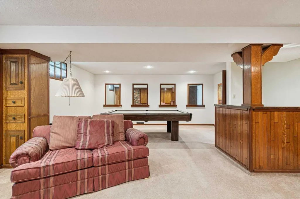 2432 Paliswood Road SW Calgary AB T2V 3P8