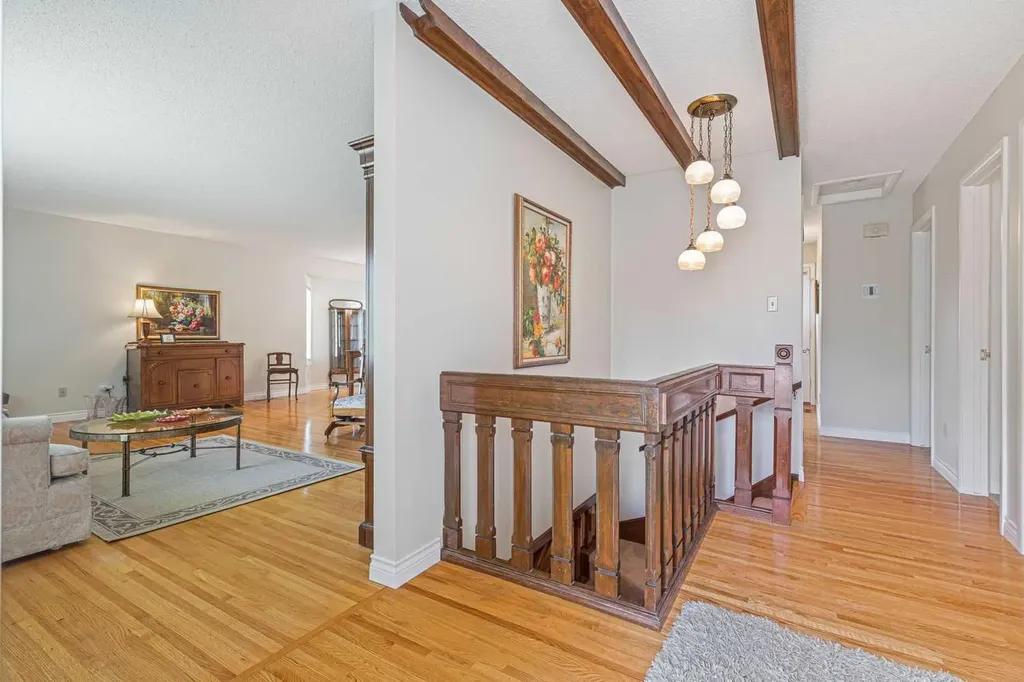 2432 Paliswood Road SW Calgary AB T2V 3P8