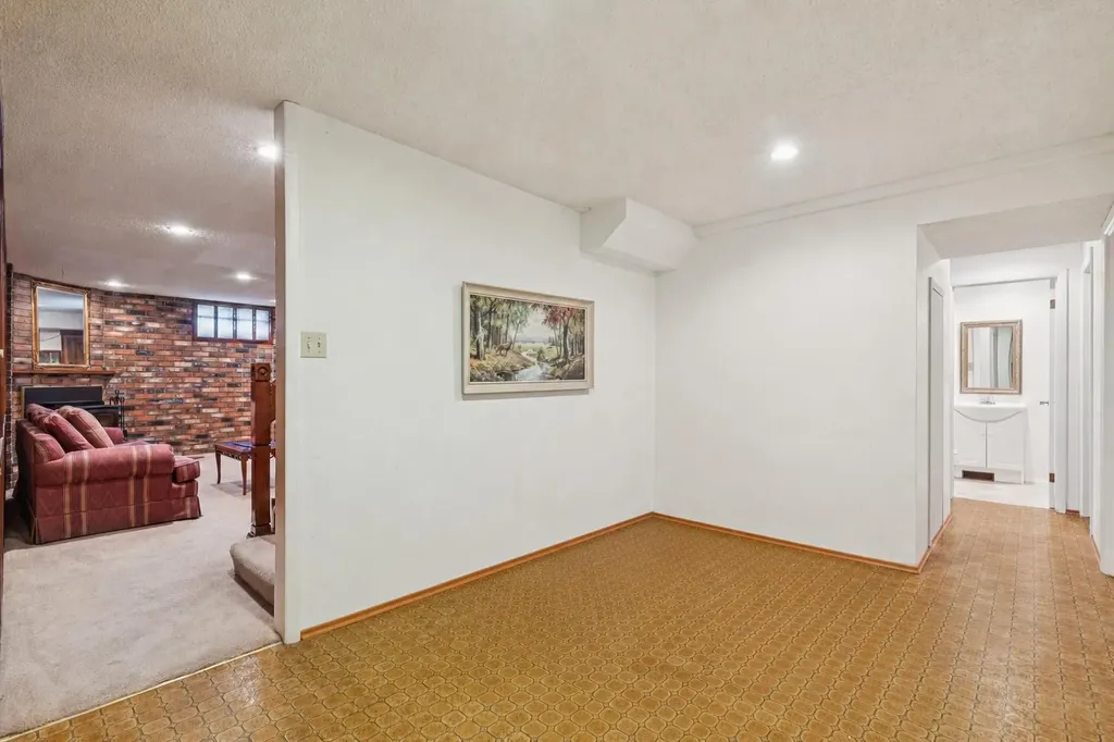 2432 Paliswood Road SW Calgary AB T2V 3P8