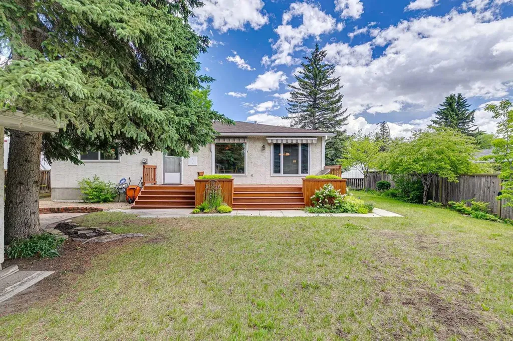 2432 Paliswood Road SW Calgary AB T2V 3P8