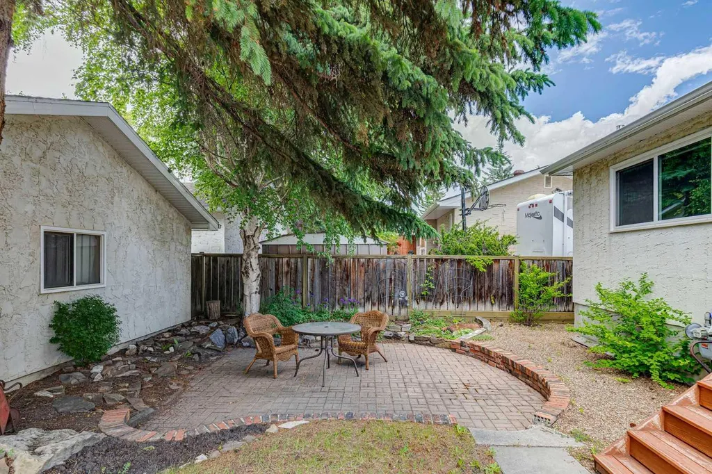 2432 Paliswood Road SW Calgary AB T2V 3P8