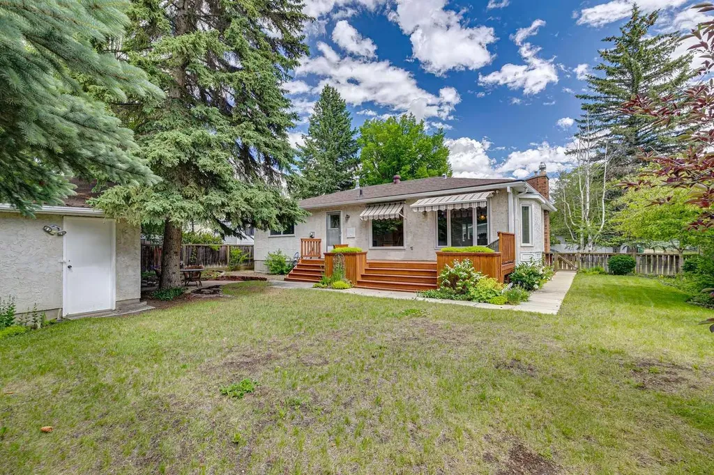 2432 Paliswood Road SW Calgary AB T2V 3P8