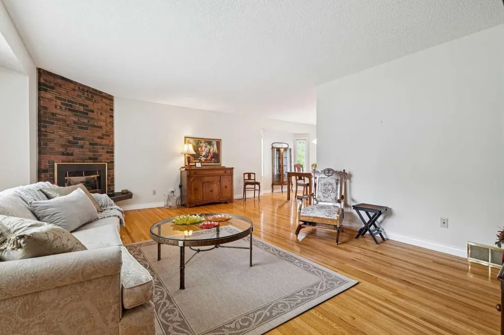 2432 Paliswood Road SW Calgary AB T2V 3P8