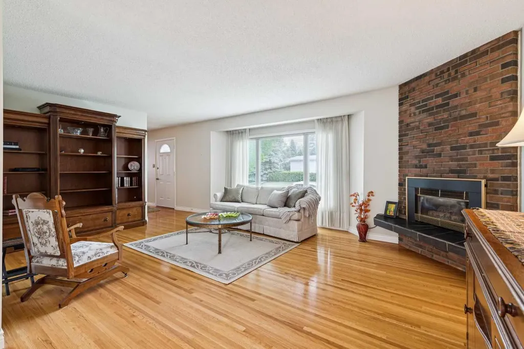 2432 Paliswood Road SW Calgary AB T2V 3P8
