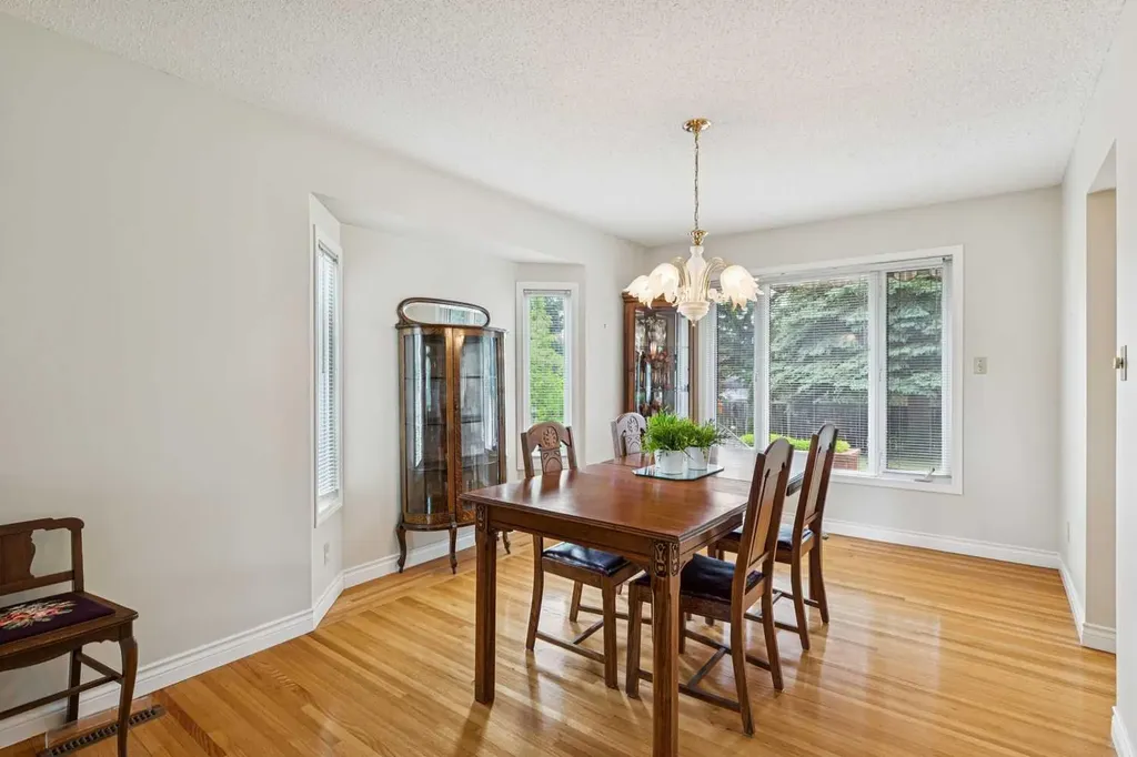 2432 Paliswood Road SW Calgary AB T2V 3P8