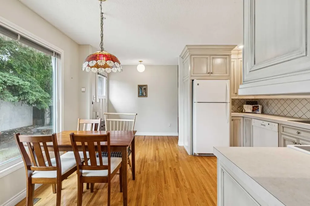 2432 Paliswood Road SW Calgary AB T2V 3P8