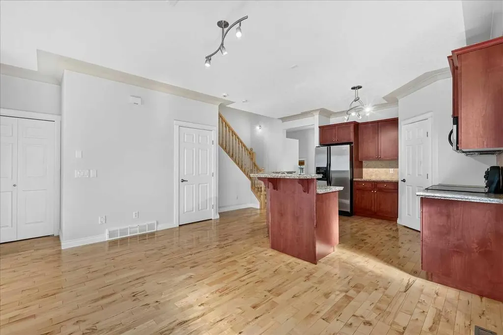125 25 Avenue NW Calgary AB T2M 2A4