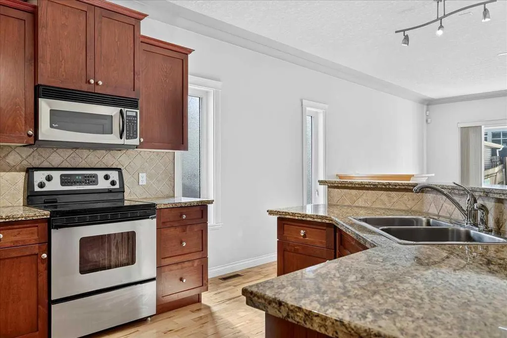 125 25 Avenue NW Calgary AB T2M 2A4