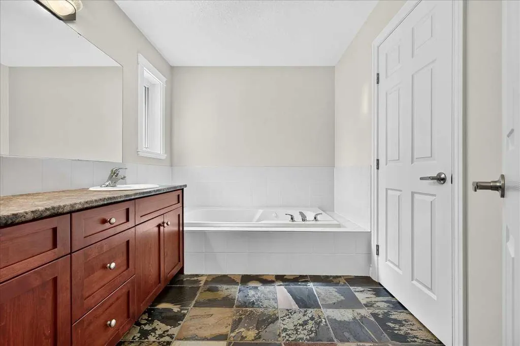 125 25 Avenue NW Calgary AB T2M 2A4