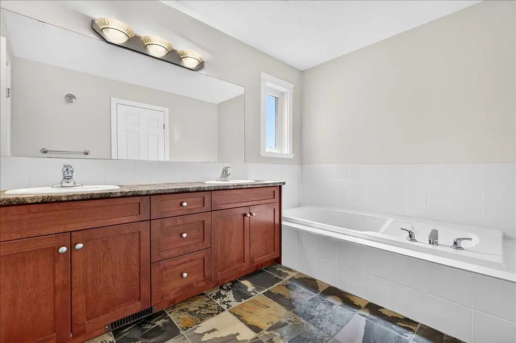 125 25 Avenue NW Calgary AB T2M 2A4
