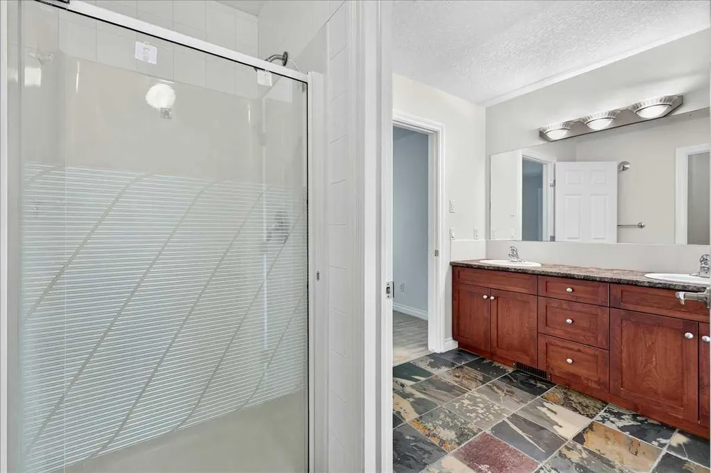 125 25 Avenue NW Calgary AB T2M 2A4