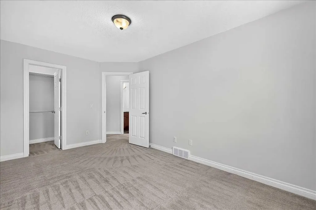 125 25 Avenue NW Calgary AB T2M 2A4
