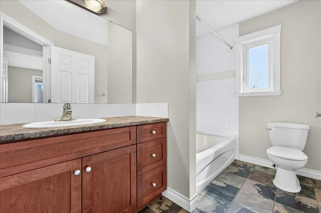 125 25 Avenue NW Calgary AB T2M 2A4