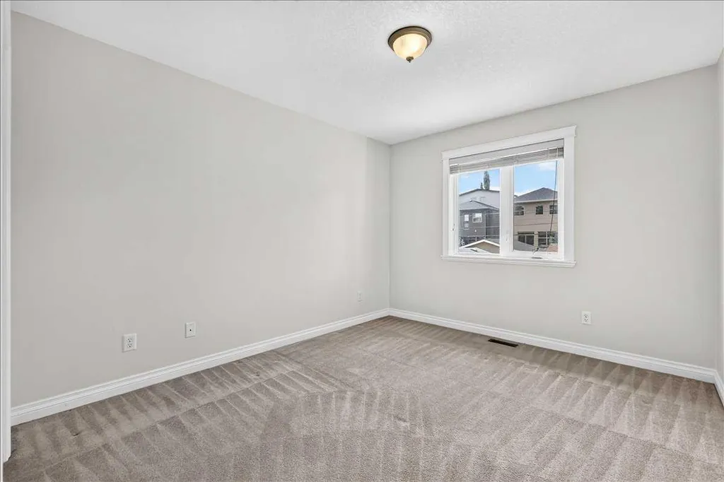 125 25 Avenue NW Calgary AB T2M 2A4