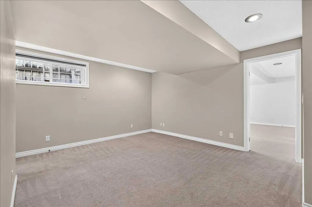 125 25 Avenue NW Calgary AB T2M 2A4