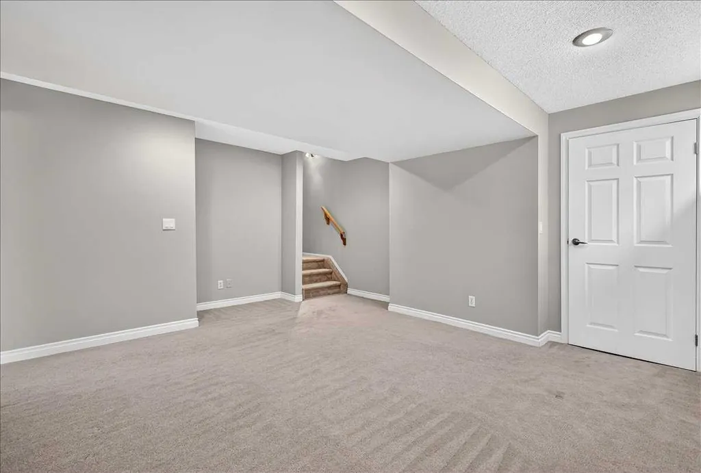 125 25 Avenue NW Calgary AB T2M 2A4