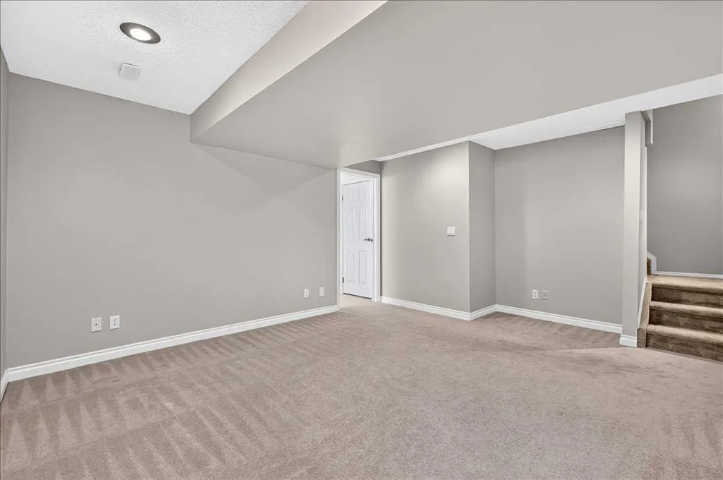 125 25 Avenue NW Calgary AB T2M 2A4