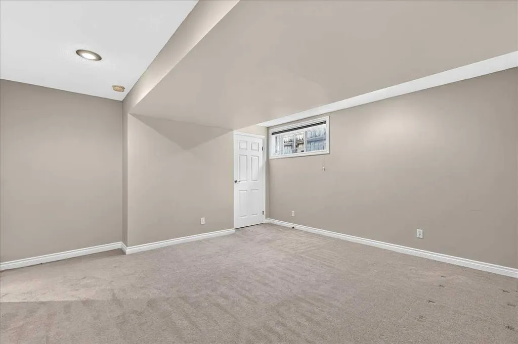 125 25 Avenue NW Calgary AB T2M 2A4