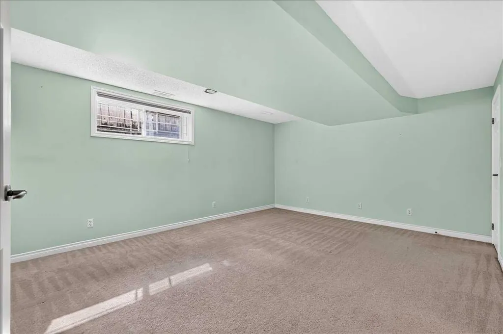 125 25 Avenue NW Calgary AB T2M 2A4