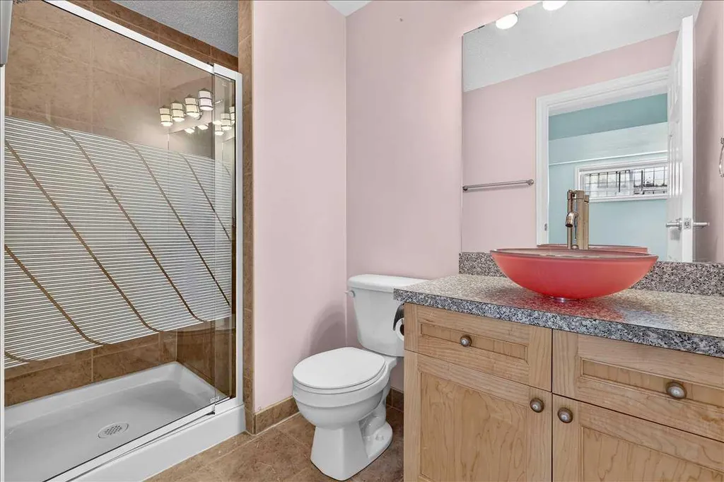 125 25 Avenue NW Calgary AB T2M 2A4