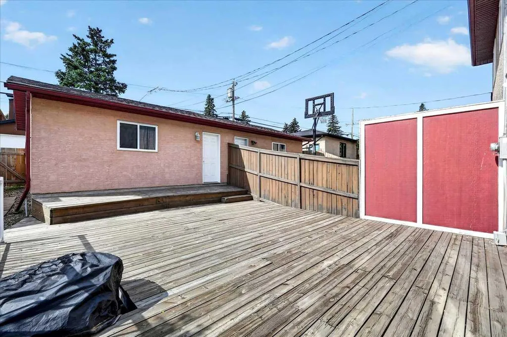 125 25 Avenue NW Calgary AB T2M 2A4