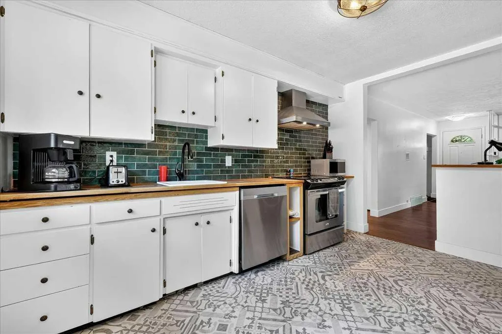 1944 10 Avenue NE Calgary AB T2E 0Y5