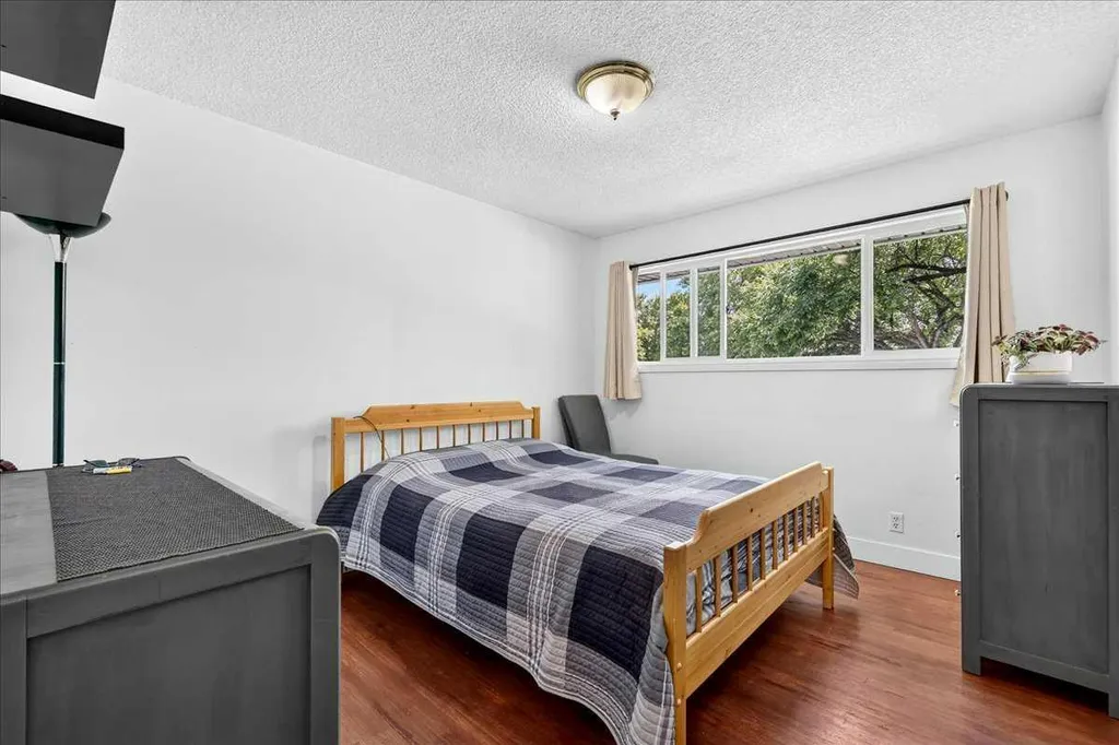 1944 10 Avenue NE Calgary AB T2E 0Y5