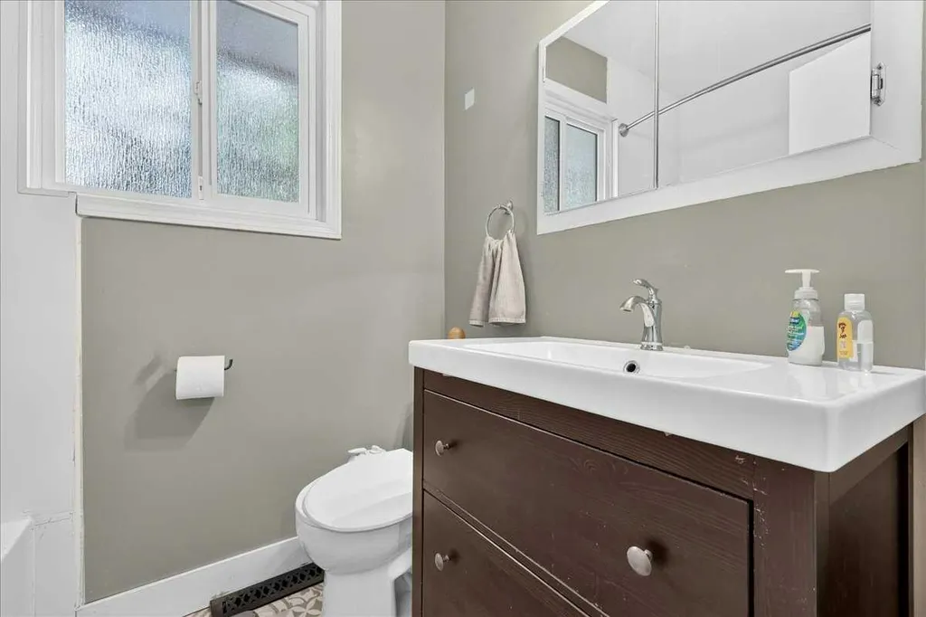 1944 10 Avenue NE Calgary AB T2E 0Y5