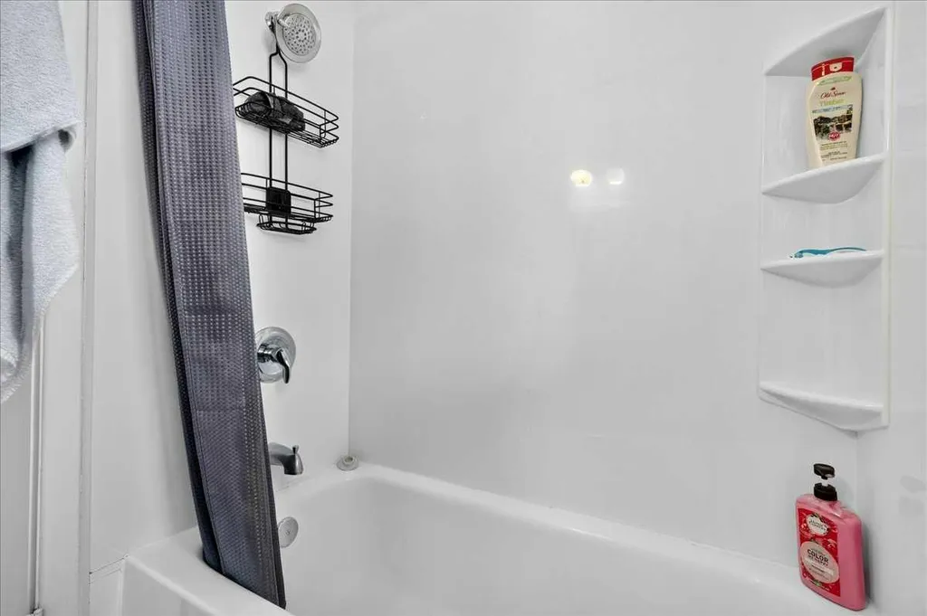 1944 10 Avenue NE Calgary AB T2E 0Y5