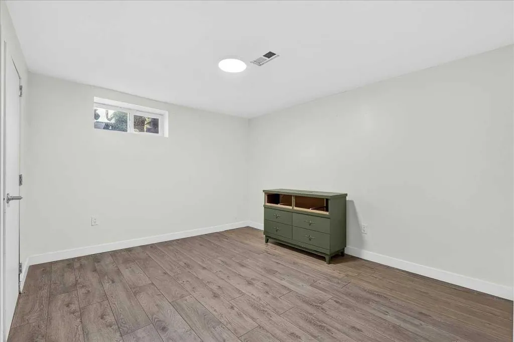 1944 10 Avenue NE Calgary AB T2E 0Y5