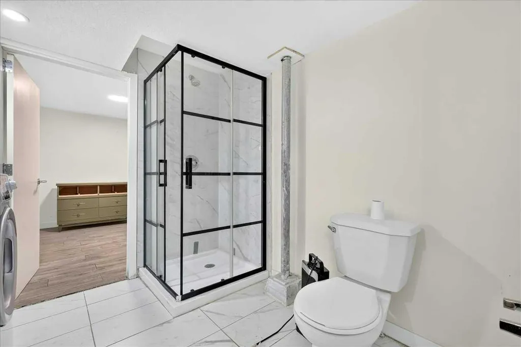 1944 10 Avenue NE Calgary AB T2E 0Y5