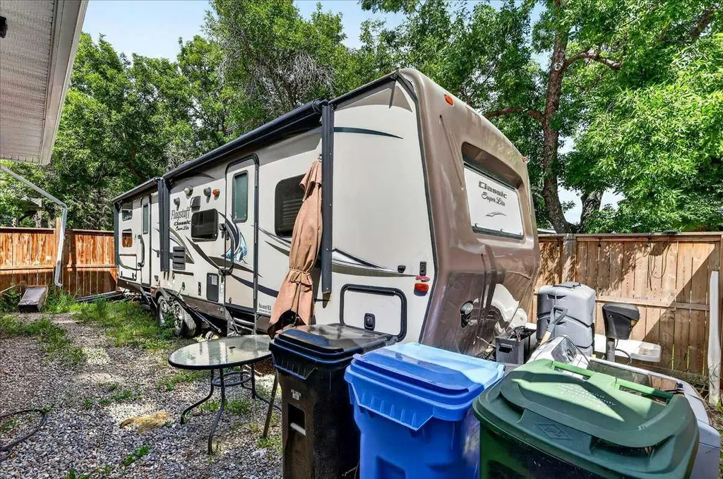 1944 10 Avenue NE Calgary AB T2E 0Y5