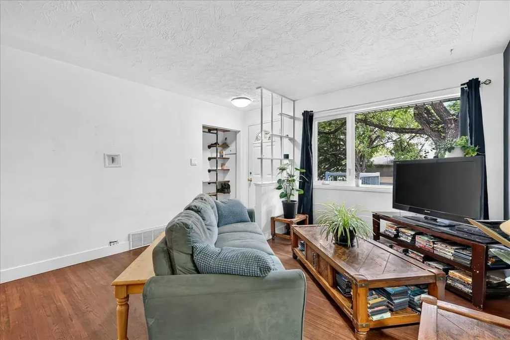 1944 10 Avenue NE Calgary AB T2E 0Y5