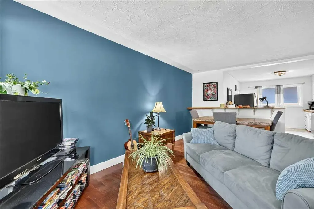 1944 10 Avenue NE Calgary AB T2E 0Y5