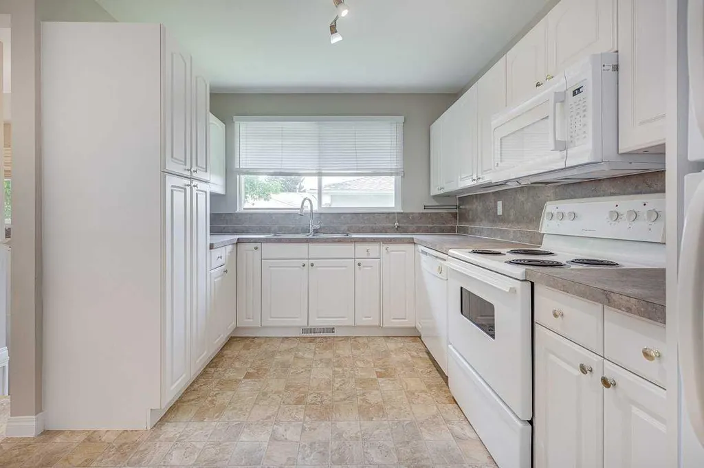 5958 West Park Crescent Crescent N Red Deer AB T4N1G3