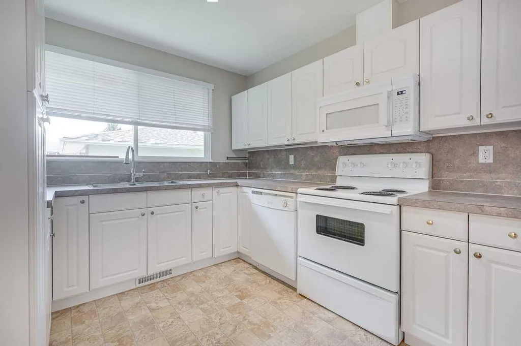 5958 West Park Crescent Crescent N Red Deer AB T4N1G3