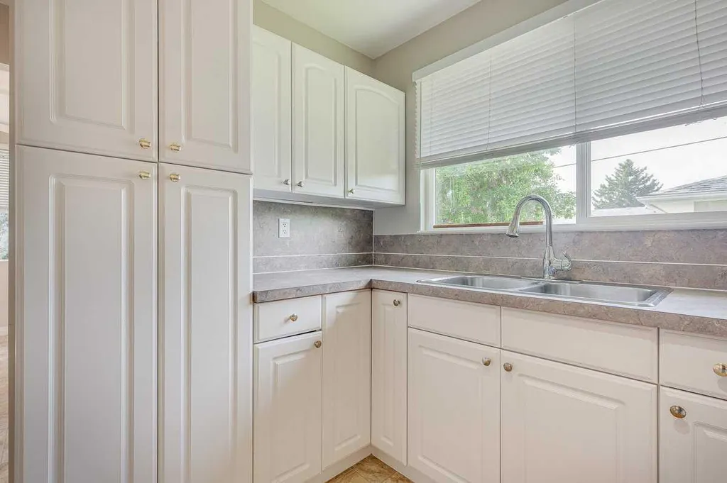 5958 West Park Crescent Crescent N Red Deer AB T4N1G3