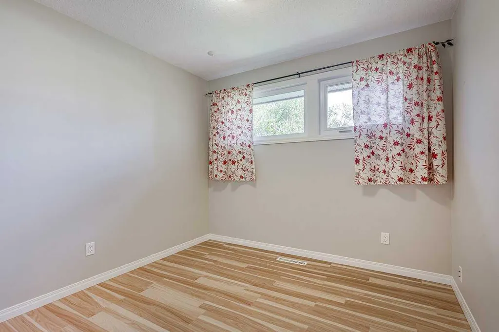 5958 West Park Crescent Crescent N Red Deer AB T4N1G3