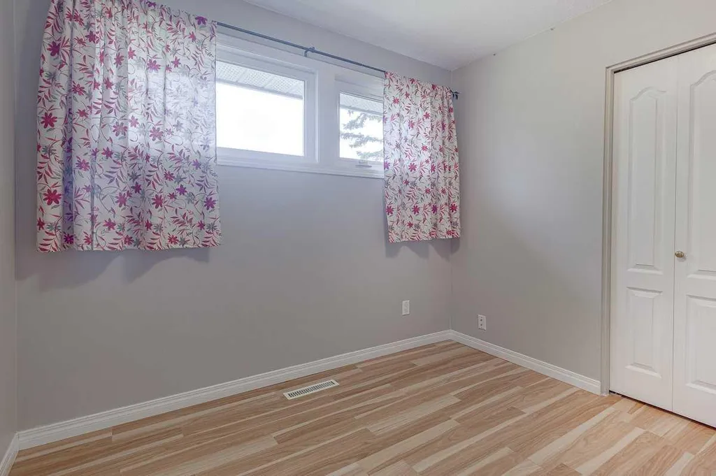 5958 West Park Crescent Crescent N Red Deer AB T4N1G3