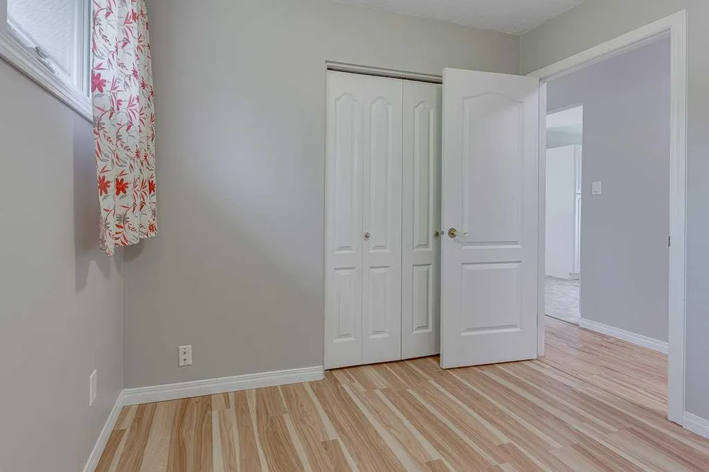 5958 West Park Crescent Crescent N Red Deer AB T4N1G3