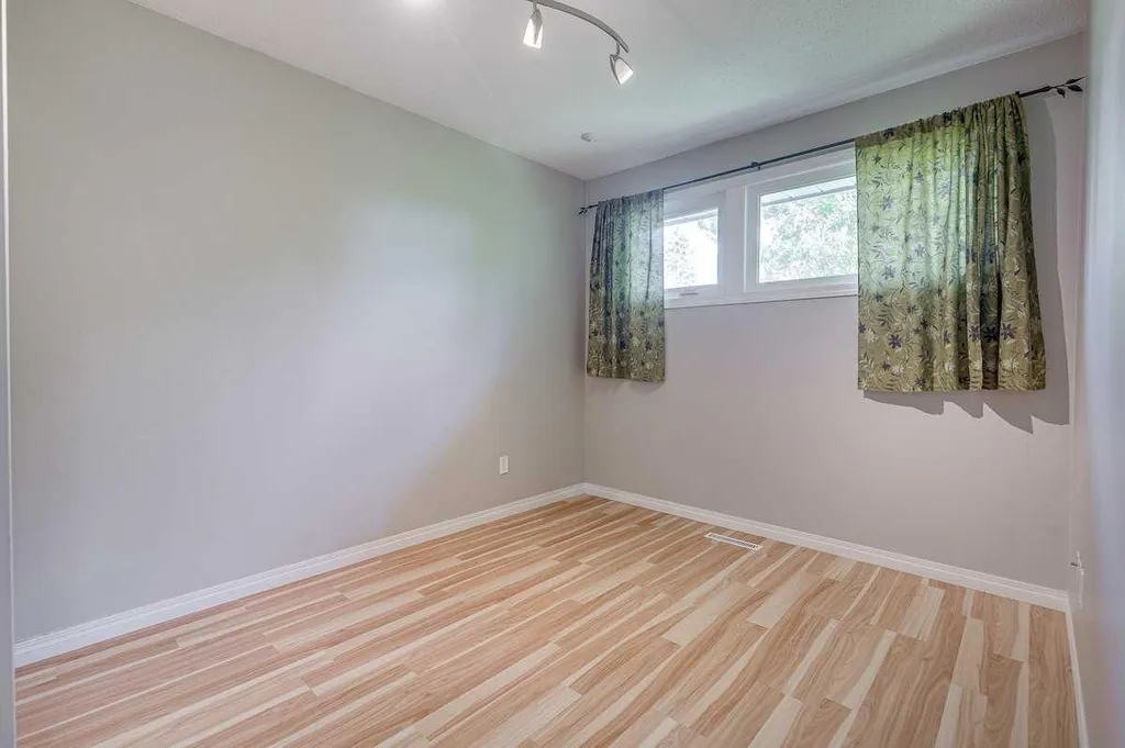5958 West Park Crescent Crescent N Red Deer AB T4N1G3