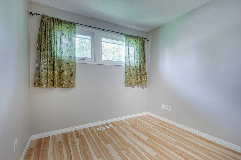 5958 West Park Crescent Crescent N Red Deer AB T4N1G3