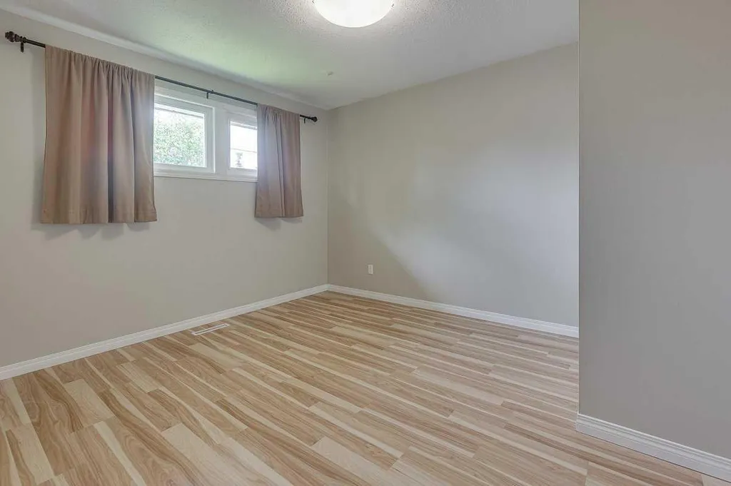 5958 West Park Crescent Crescent N Red Deer AB T4N1G3
