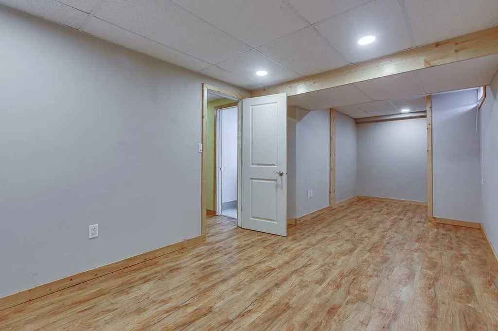 5958 West Park Crescent Crescent N Red Deer AB T4N1G3