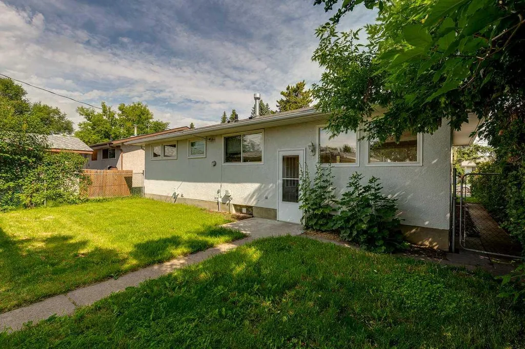 5958 West Park Crescent Crescent N Red Deer AB T4N1G3