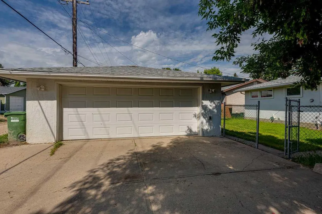 5958 West Park Crescent Crescent N Red Deer AB T4N1G3