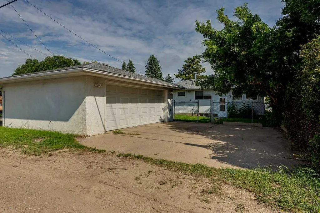 5958 West Park Crescent Crescent N Red Deer AB T4N1G3