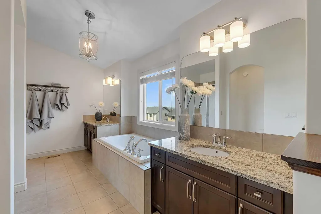 83 Ravenscroft Close SE Airdrie AB T4A 0M1