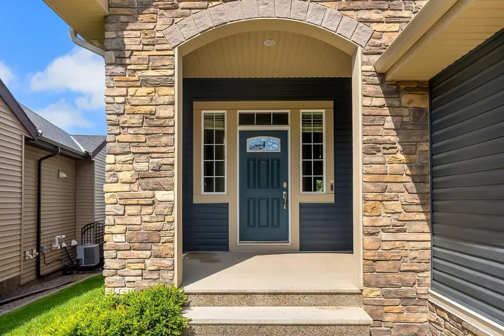 83 Ravenscroft Close SE Airdrie AB T4A 0M1