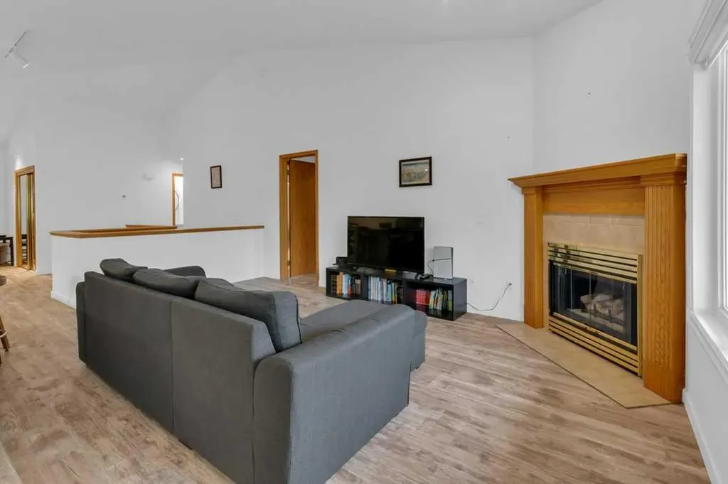 119 Edgepark Villas NW Calgary AB T3A 3S2